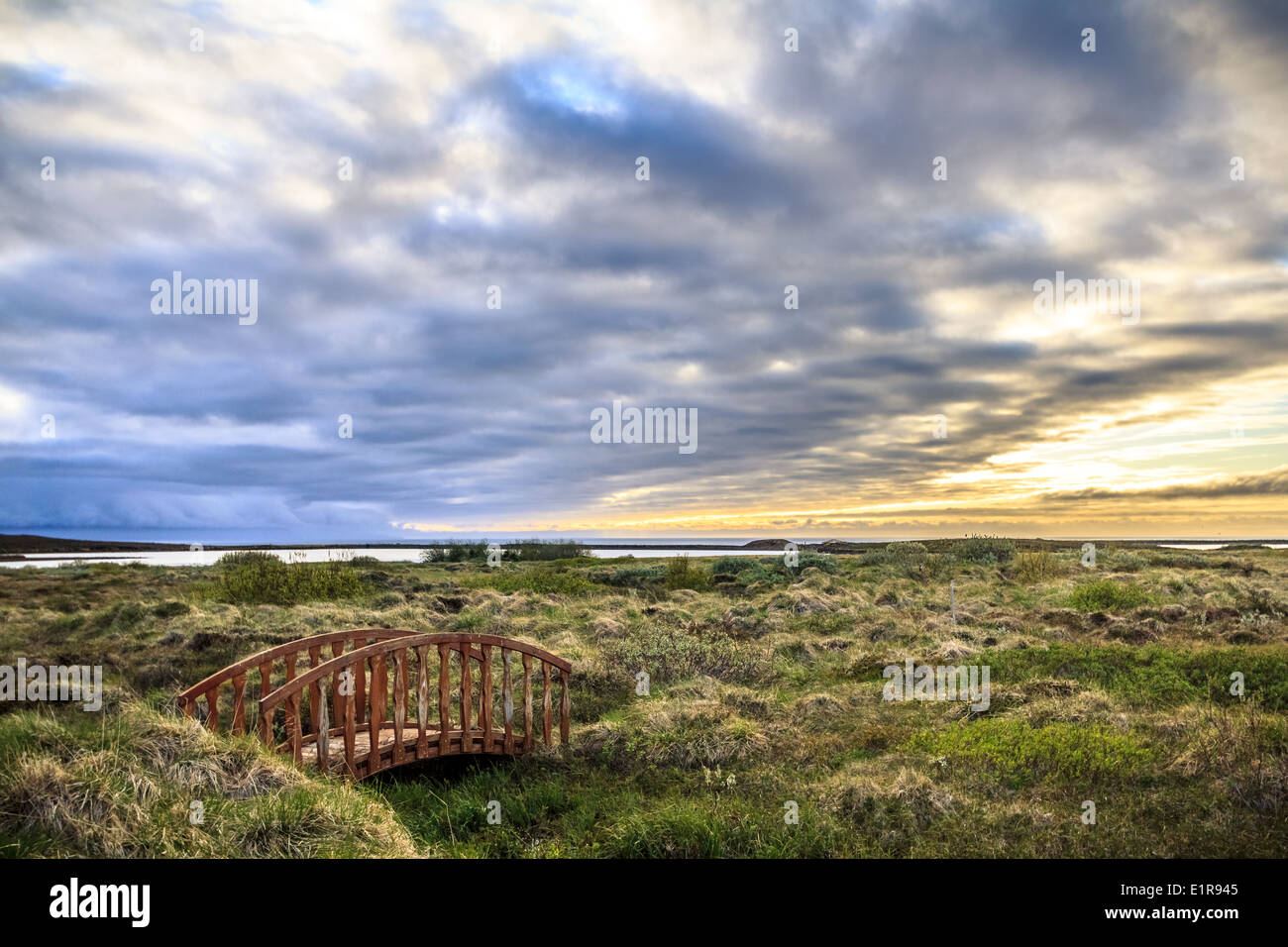 Hölzerne Brücke auf einem isländischen Moor Stockfoto