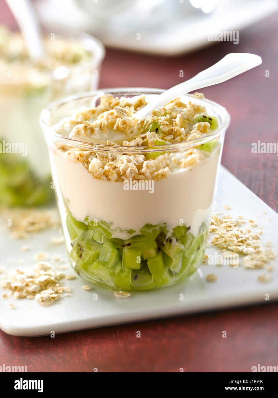 Fromage Blanc, gewürfelten Kiwi und Hafer Flocke Verrine Stockfoto