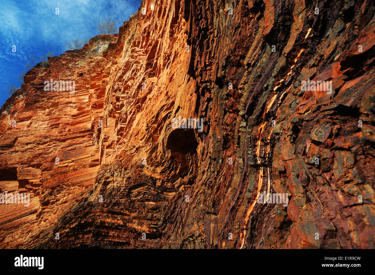 Gebänderter Eisenstein Formationen in den Wänden der Hamersley Gorge, Karijini National Park, Western Australia gefaltet Stockfoto