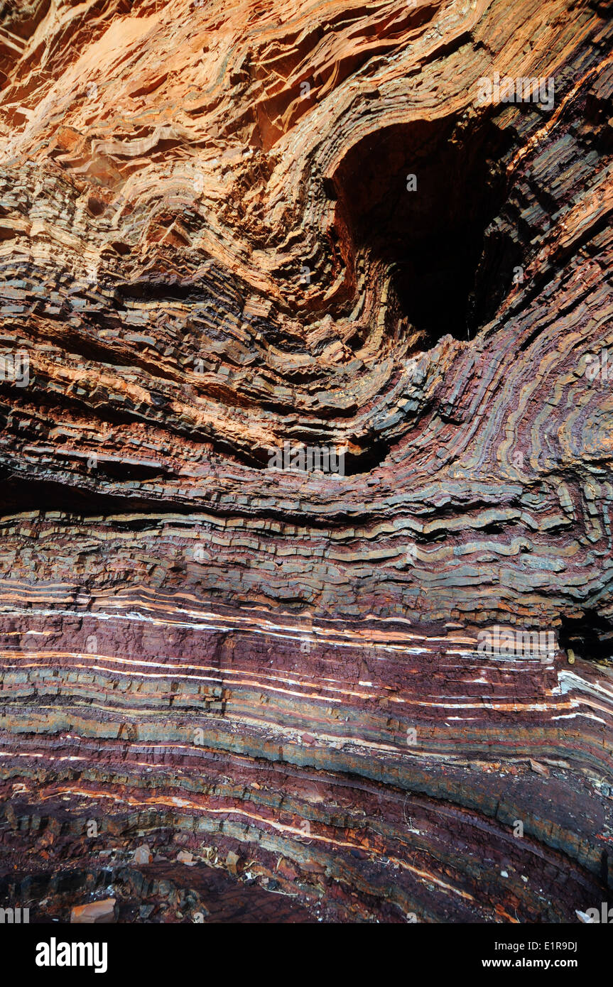 Außergewöhnliche Orange und lila gefaltet gebänderten Eisenstein Formationen in den Wänden der Hamersley Gorge, Karijini-Nationalpark Stockfoto