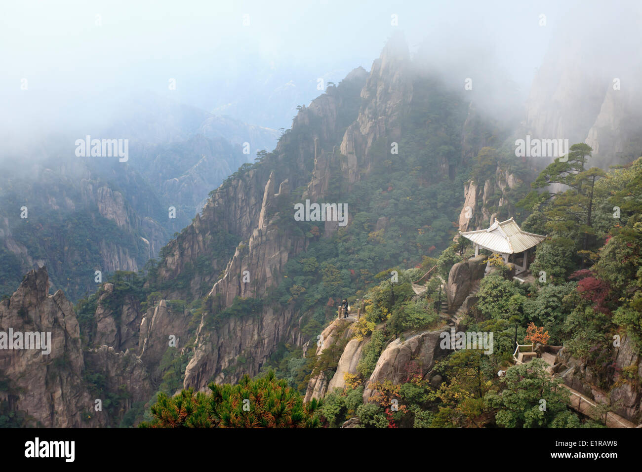 Pagode und Fotograf in den nebligen Bergen gelben. Stockfoto