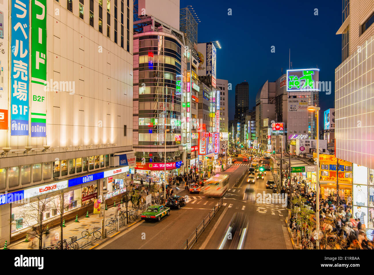 Nachtansicht auf einer belebten Straße im Bezirk Shinjuku, Tokyo, Japan Stockfoto