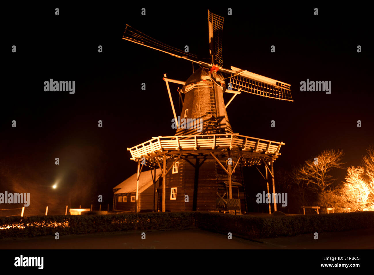 Getreidemühle mit Schnee in der Nacht Stockfoto