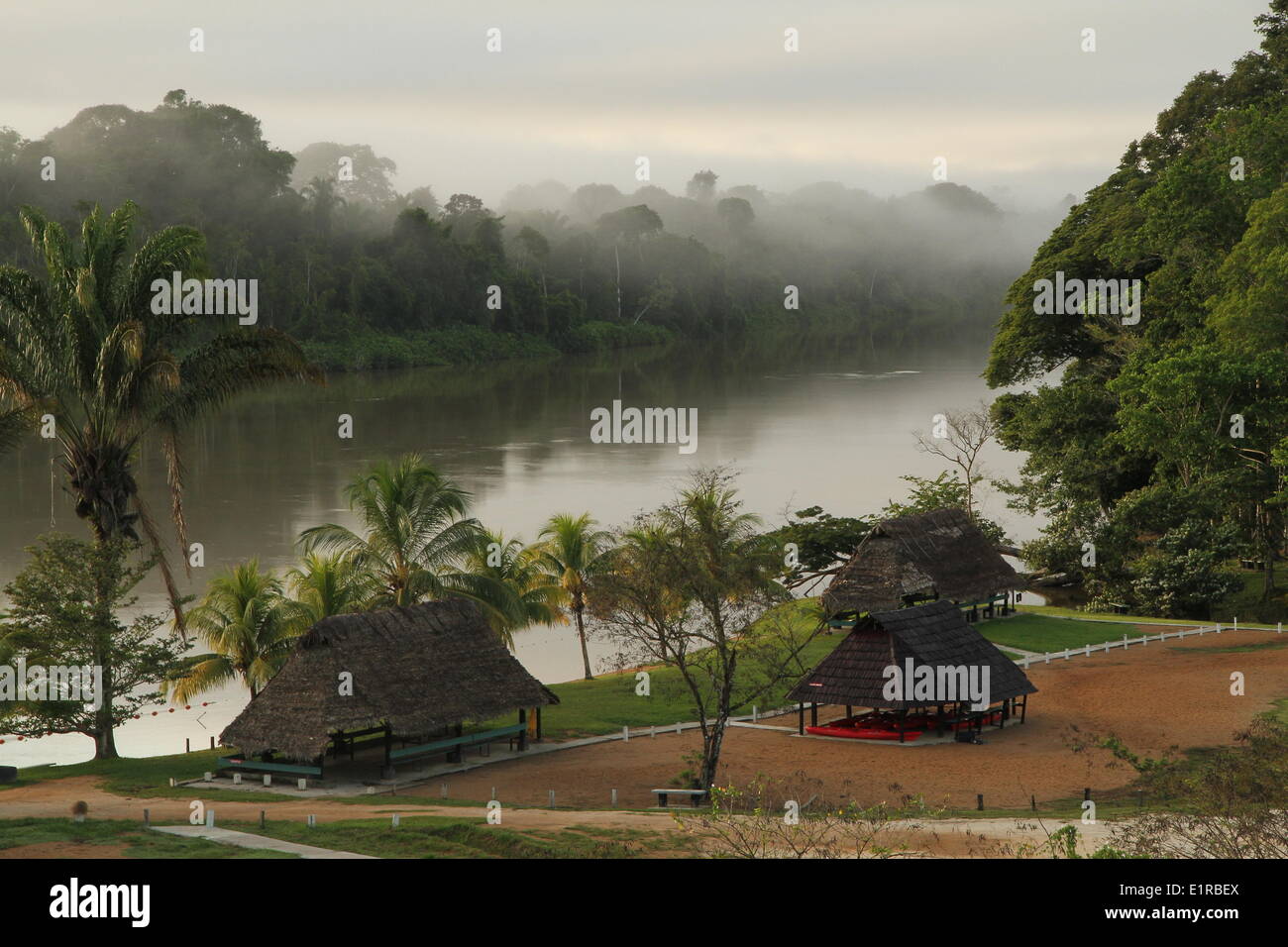 Surinam-Fluss im neuen Babunhol River Resort mit Morgennebel Stockfoto