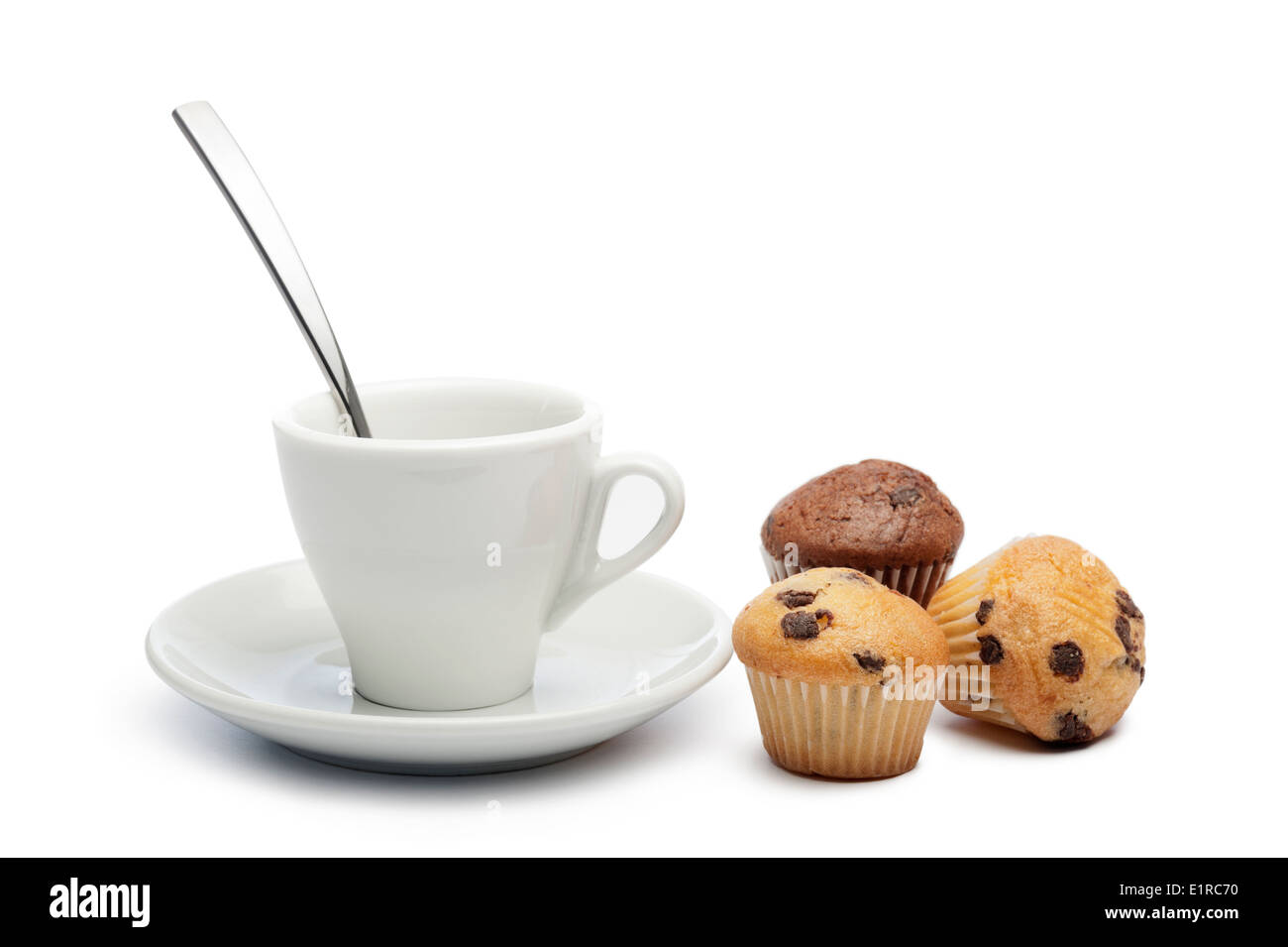kleine Muffins mit Tasse Kaffee, auf weißem Hintergrund Stockfoto