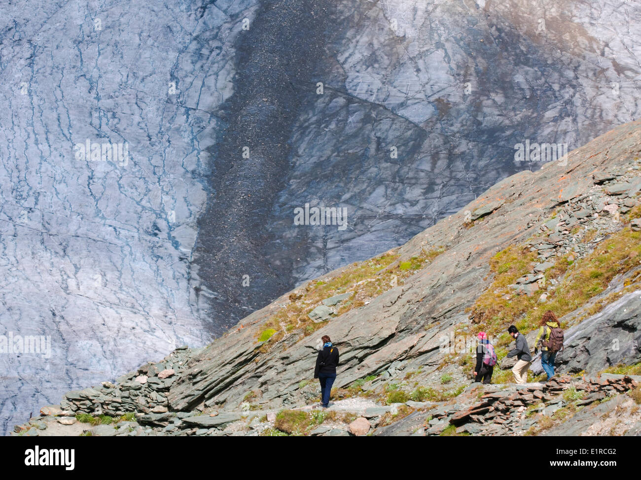 Wanderer in den hohen Alpen im Nationalpark Hohe Tauern in Österreich Stockfoto