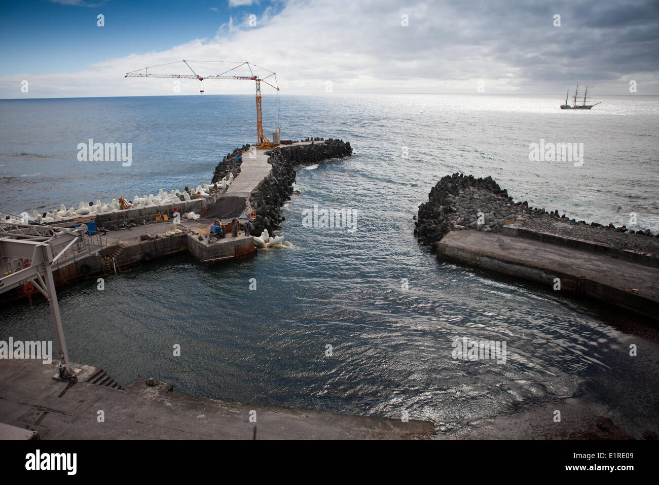 Boot-Landungen sind oft unmöglich auf Tristan Da Cunha aufgrund ungünstiger Witterungsverhältnisse und Dünung des Ozeans. Stockfoto