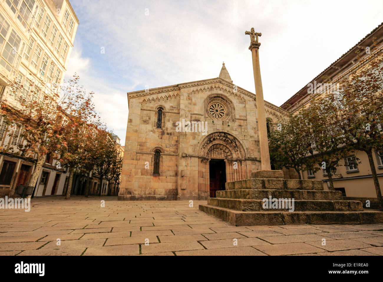 Quadratisch mit der Stiftskirche Kirche Santa Maria del Campo, A Coruna, Galicien, Spanien Stockfoto