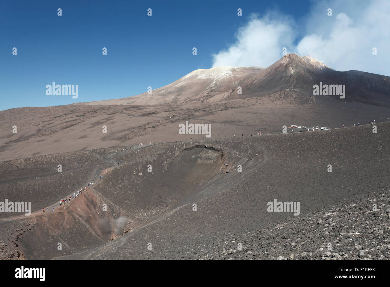 Ätna ist einer der aktivsten Vulkane der Welt und ist in einem nahezu konstanten Zustand der Aktivität. Stockfoto