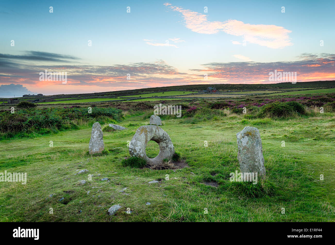 Männer eine Tol uralte Menhire in der Nähe von Penzance in Cornwall Stockfoto