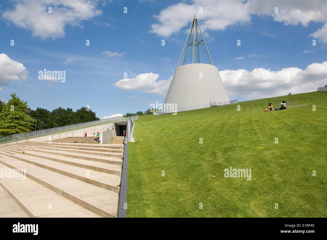 Ein begrüntes Dach bedeckt mit Rasen, der Universitätsbibliothek der technischen Universität Delft. Stockfoto