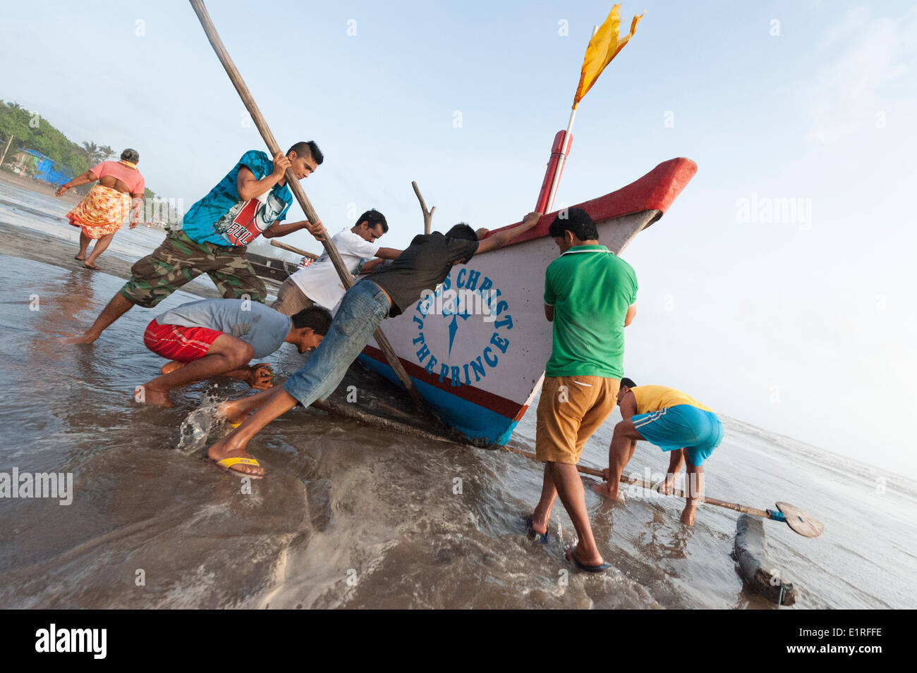Arambol, Goa, Indien. 9. Juni 2014. Lokale Fischer Hebel ihr Boot auf eine höhere Ebene am Strand von Arambol, als der Monsun beginnt zu hit the North Goa Town, Indien. Bildnachweis: Lee Thomas/Alamy Live-Nachrichten Stockfoto