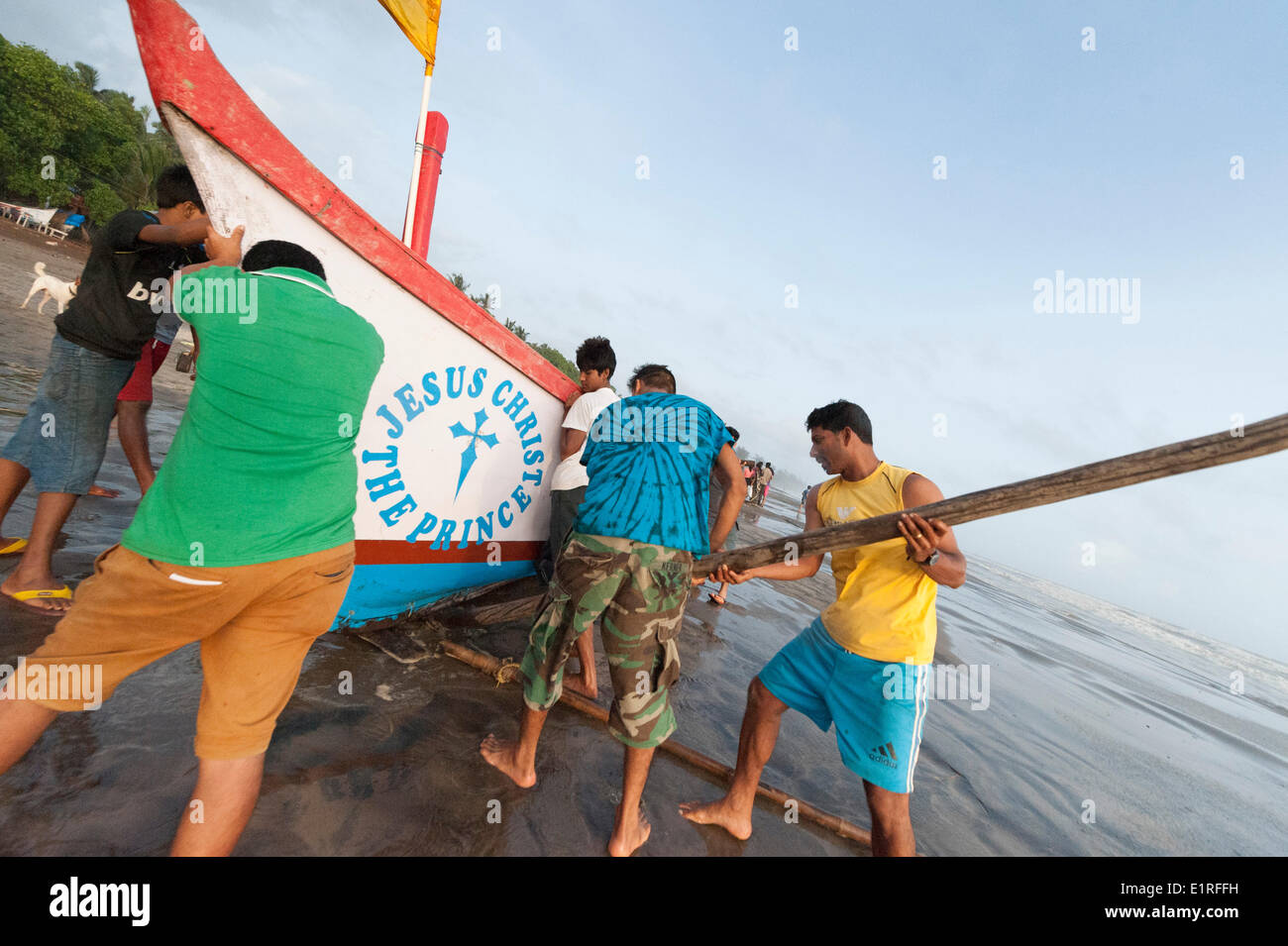 Arambol, Goa, Indien. 9. Juni 2014. Lokale Fischer Hebel ihr Boot auf eine höhere Ebene am Strand von Arambol, als der Monsun beginnt zu hit the North Goa Town, Indien. Bildnachweis: Lee Thomas/Alamy Live-Nachrichten Stockfoto