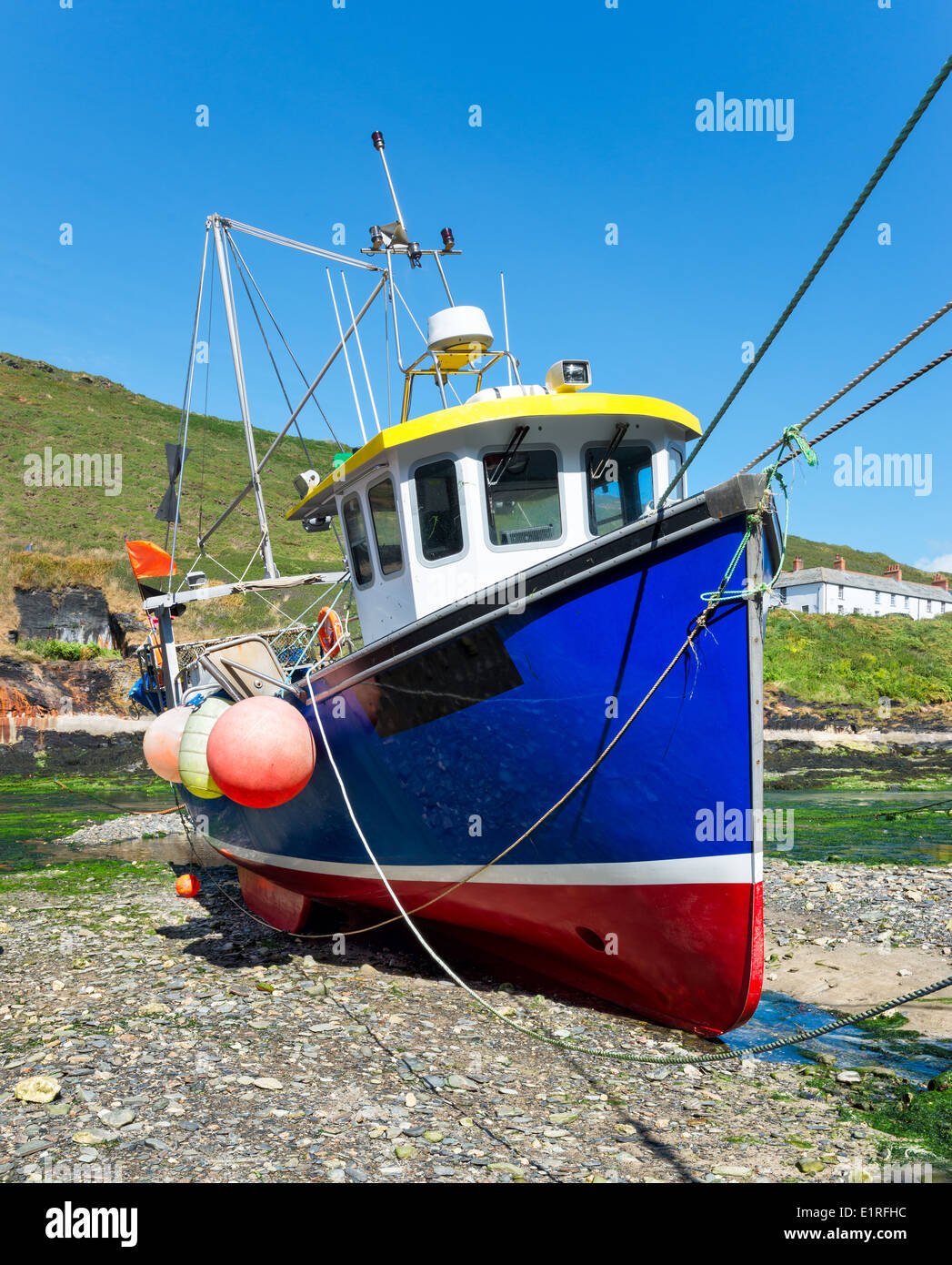 Ein Fischerboot wartet auf die Flut an Boscastle in Cornwall Stockfoto