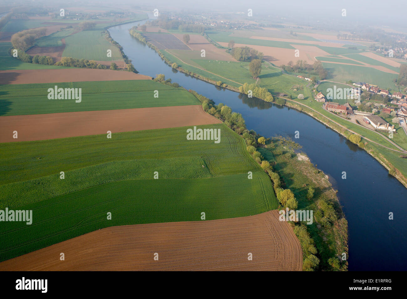 Luftbild des Flusses Grensmaas in Meeswijk, Stockfoto