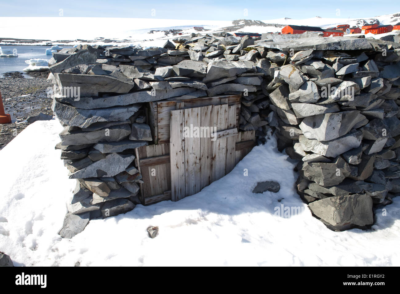 Eingang (Tür) historische Hütte gebaut von 1901-1904 schwedische Antarktis-Expedition in der Antarktis Hope Bay (Bahia Esperanza) Mitgliedern. Stockfoto