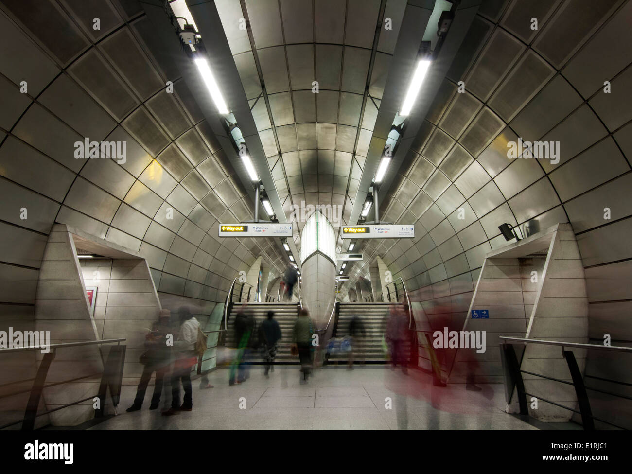 Lange Exposition Schuss von Menschen durch Southwark Station auf der London Underground, England UK Stockfoto