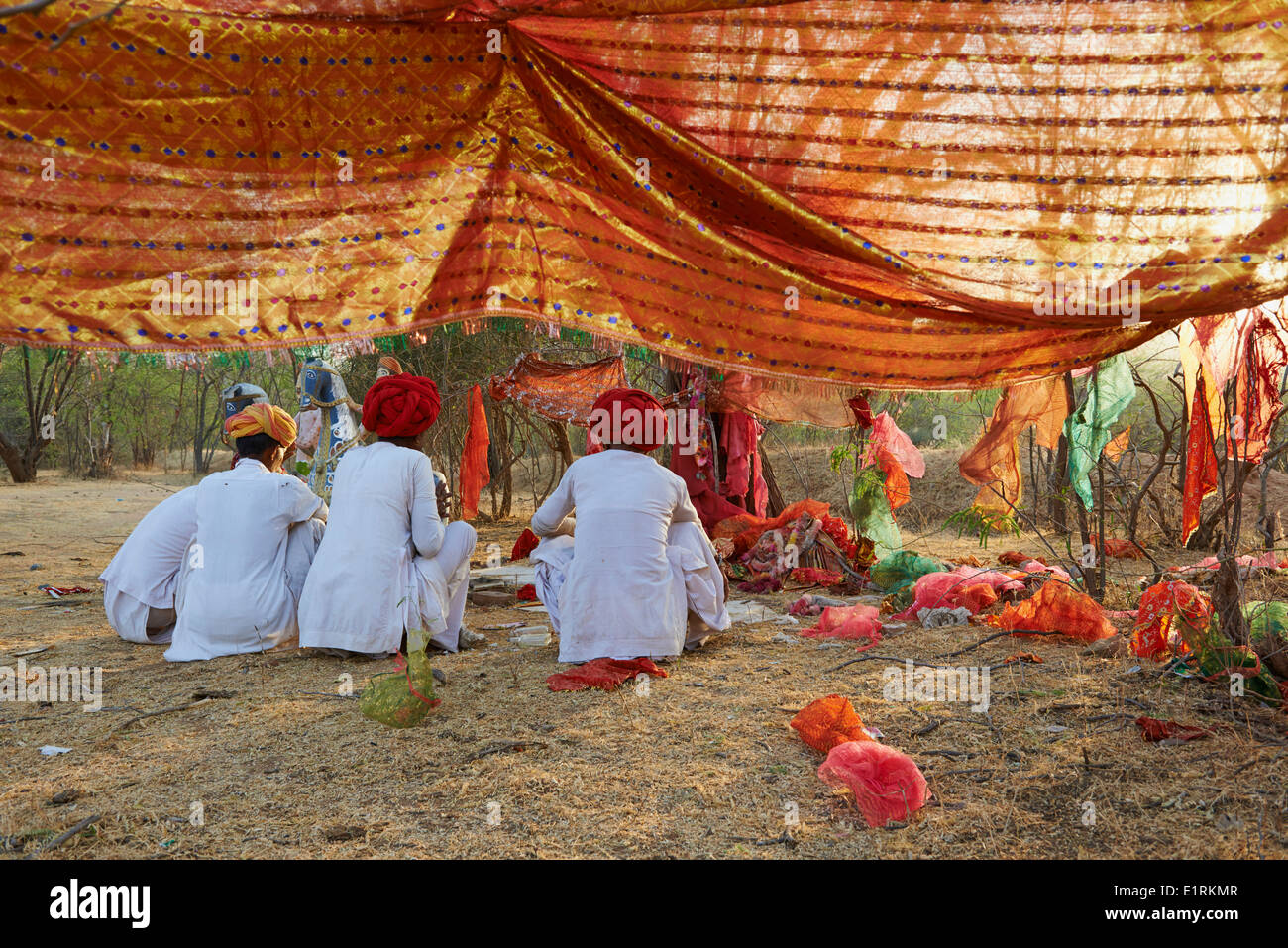 Indien, Rajasthan, Meda Dorf um Jodhpur, Rabari ethnische Gruppe, Gebet am Mata Mandir (Muttertempel) Stockfoto