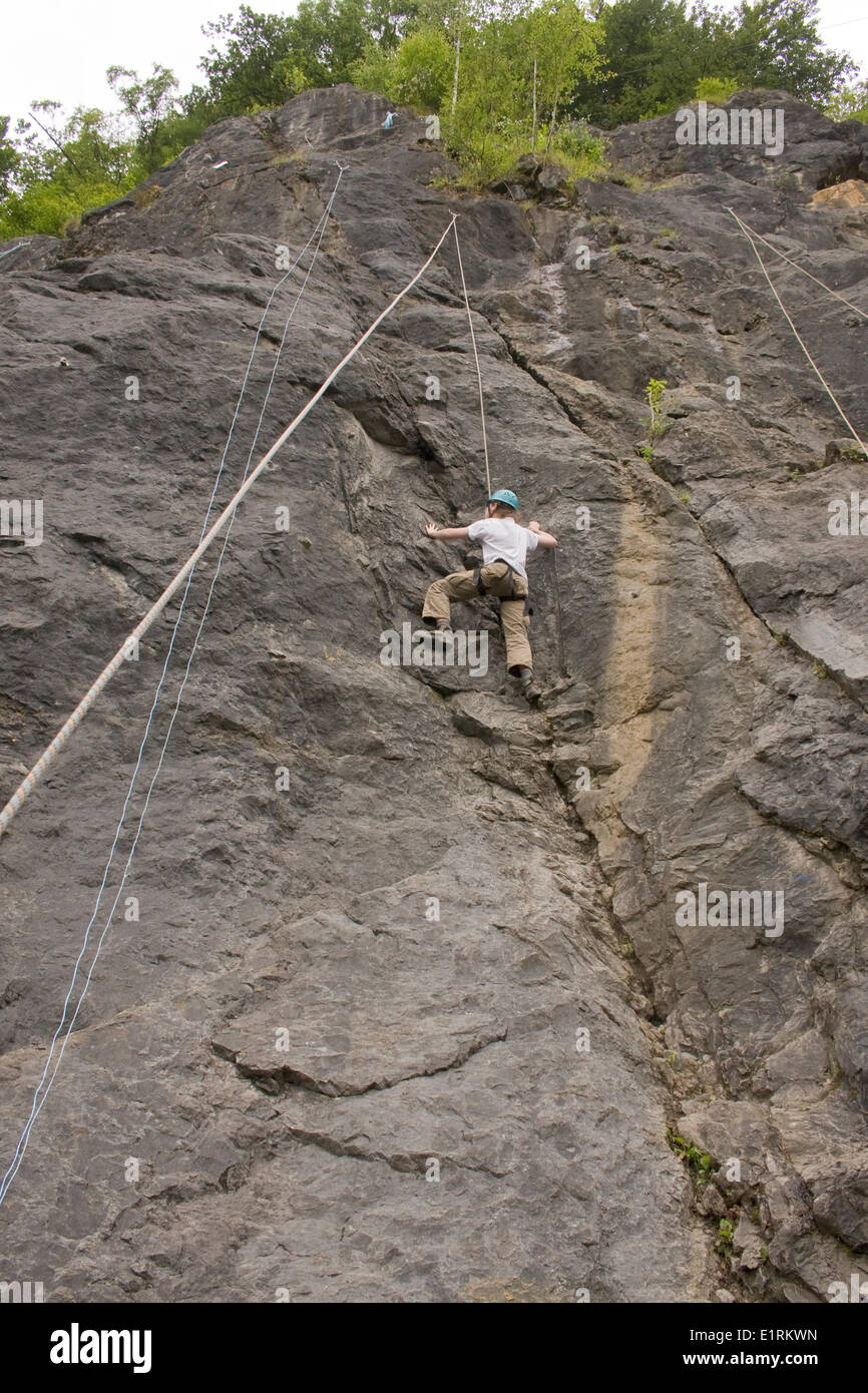 Bergsteiger auf steilen Felsoberfläche. Stockfoto
