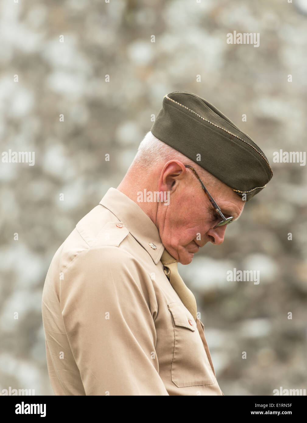 Mann verkleidet als ein amerikanischen Soldaten 2. Weltkrieg seinen Kopf im Gebet neigt Stockfoto