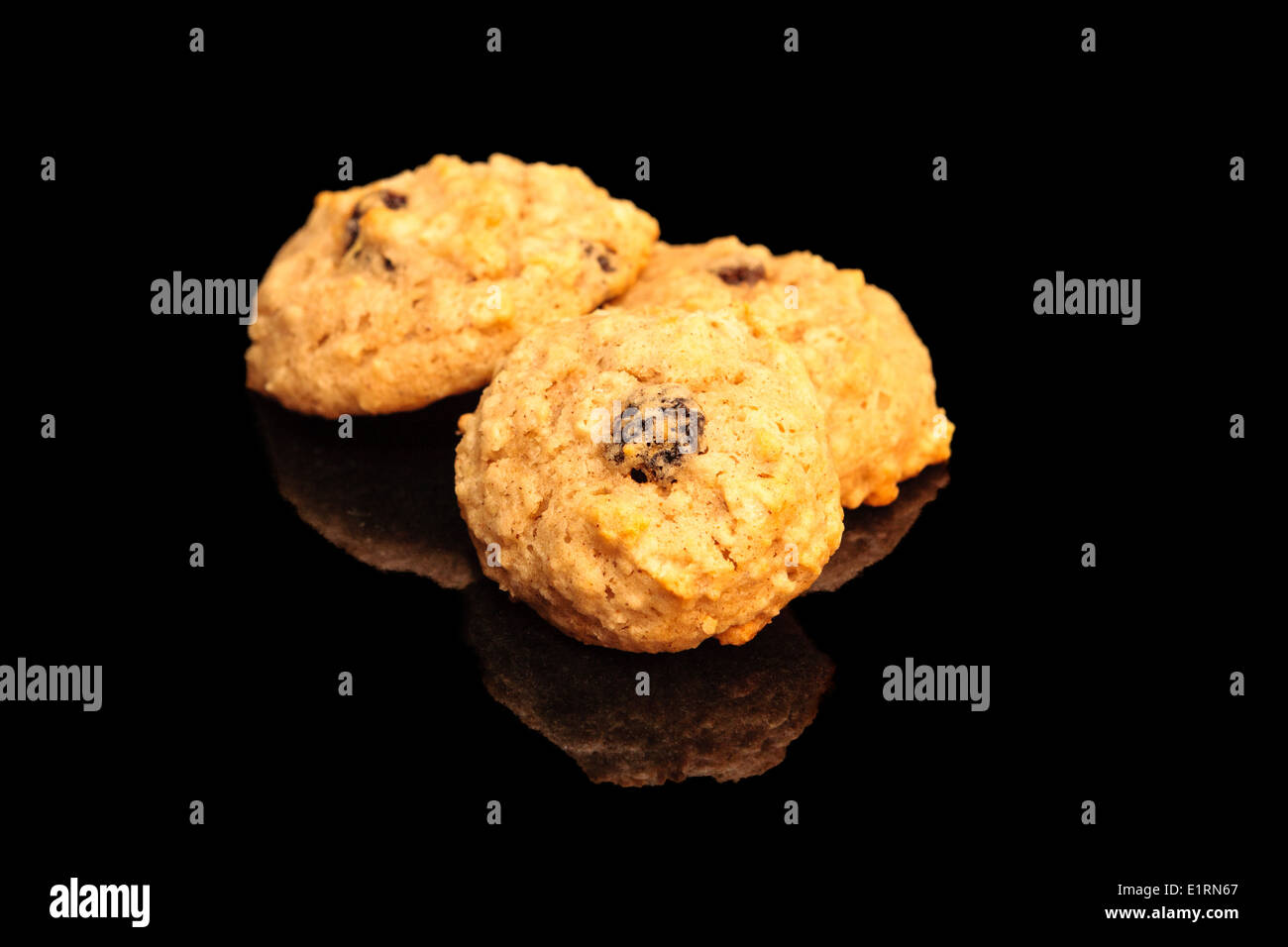 Apfelmus Rosinen Walnuss Cookies auf schwarzem Hintergrund Stockfoto
