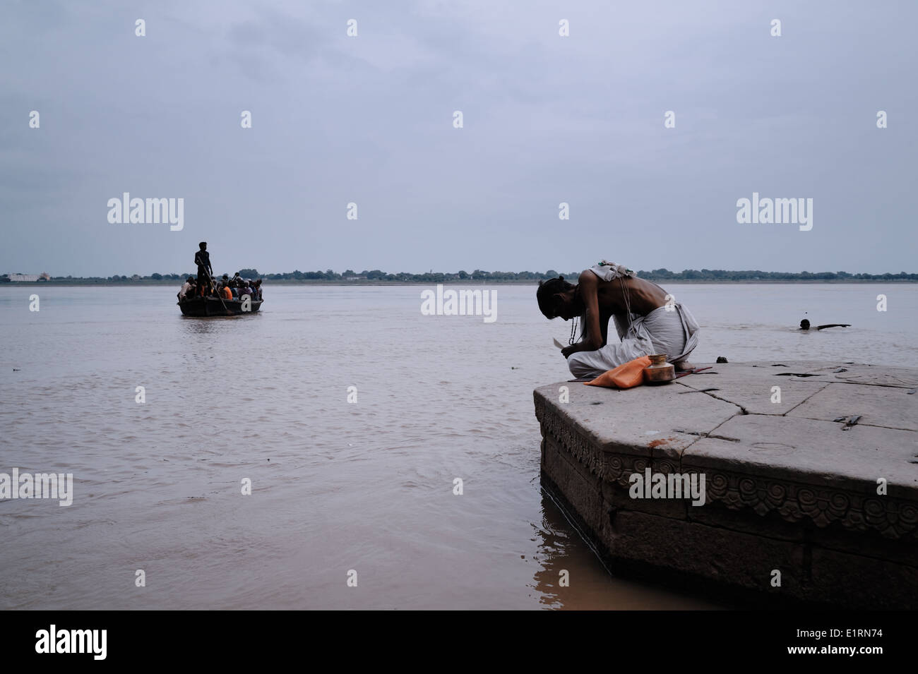 Ein Mann betet am Ghat in Varanasi, Indien 2012 Stockfoto