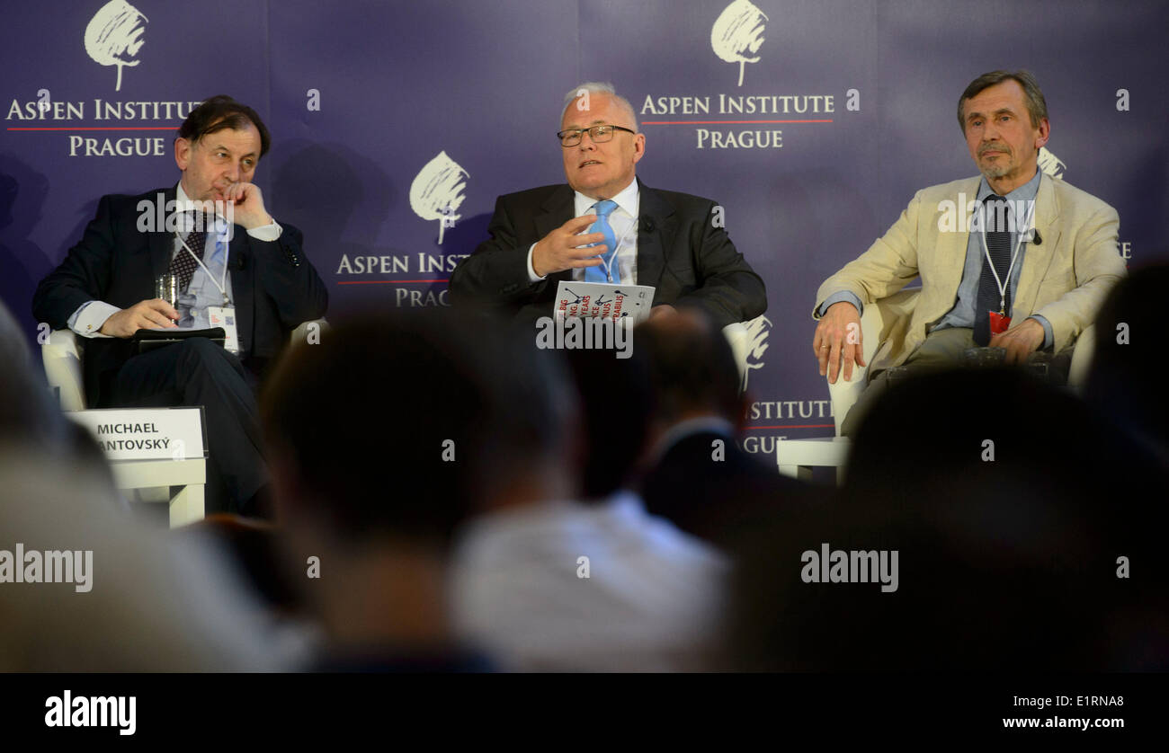 Prag, Tschechische Republik. 9. Juni 2014. Von links nach rechts: Präsident des Aspen Instituts Prag Zweig Vorstand Michael Zantovsky, ehemaliger EU-Kommissar für Regionalpolitik, ehemaligen Minister der auswärtigen Angelegenheiten der Ungarn Petr Balasz und ukrainischer Journalist, politischer und kultureller Analyst Mykola Riabchuk, gelten während der Jahreskonferenz des Aspen Instituts Prag The Big Bang. 25 Jahre seit Annus Mirabilis. Prag, Tschechische Republik, auf Montag, 9. Juni 2014. Bildnachweis: CTK/Alamy Live-Nachrichten Stockfoto