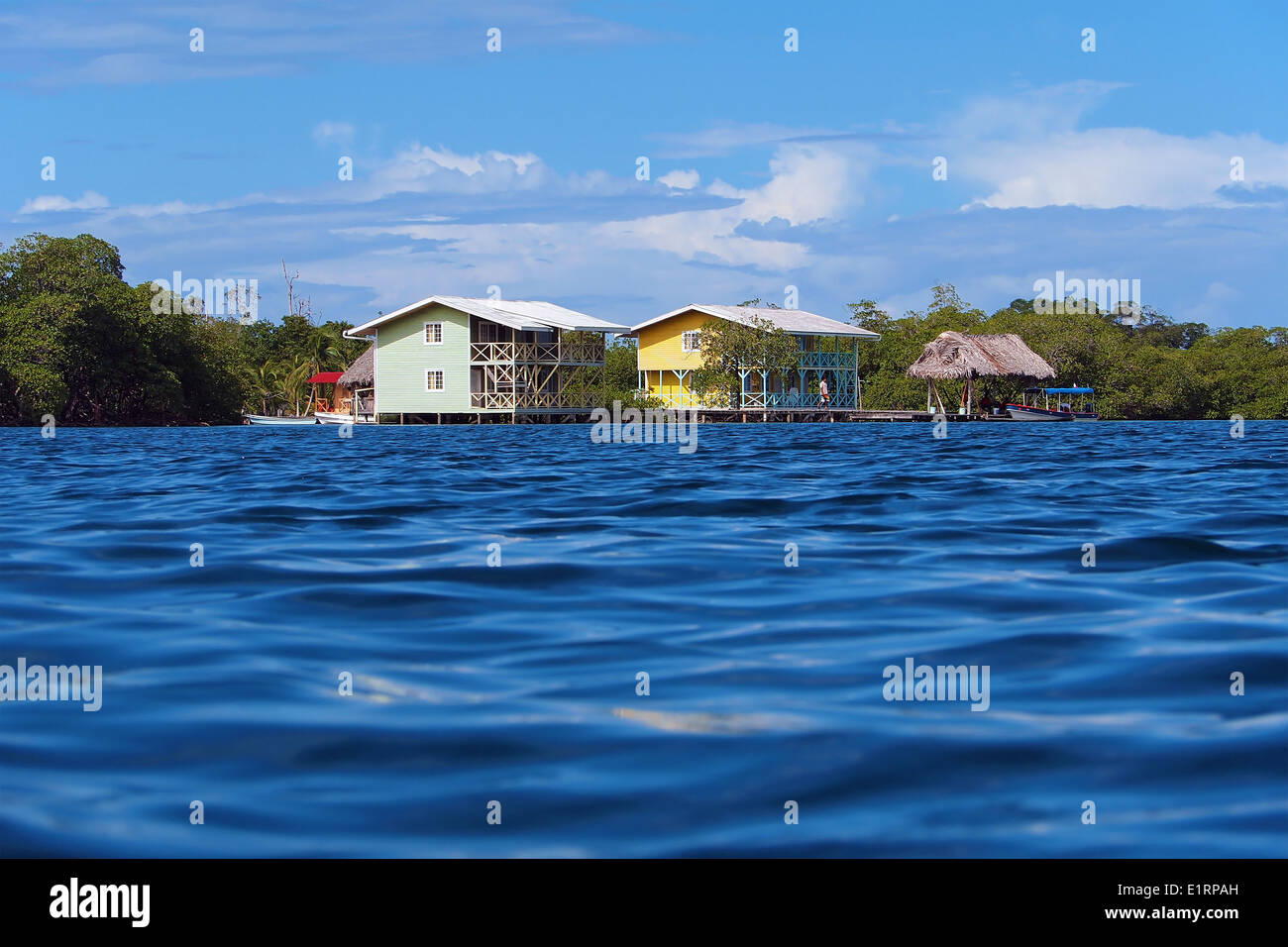 Hotel über dem Wasser in der Karibik gesehen von der Meeresoberfläche Stockfoto