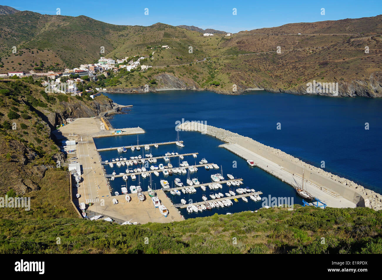 Bucht von Portbou Dorf und seinen Jachthafen in der Costa Brava, Katalonien, Spanien Stockfoto