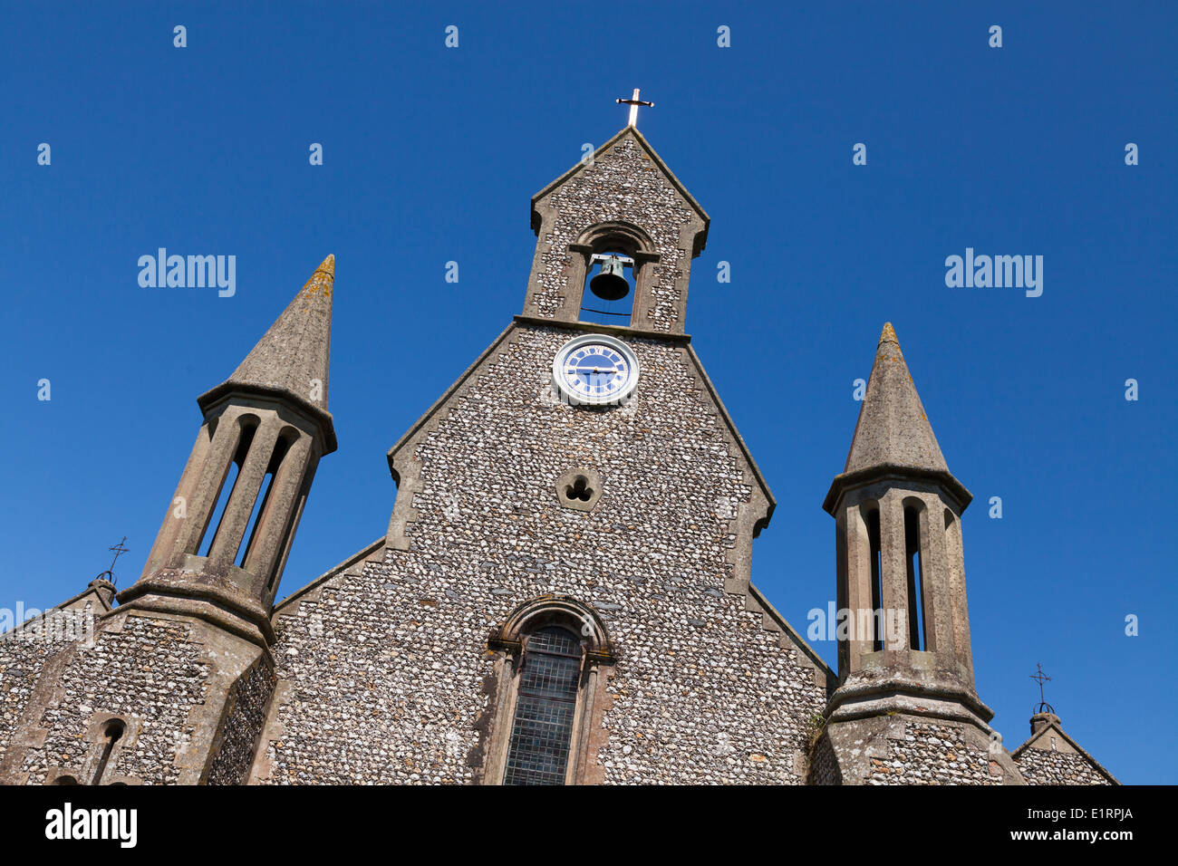 Feuerstein St. James Kirche Emsworth aus Stein gebaut, mit Glocke Giebel. Stockfoto