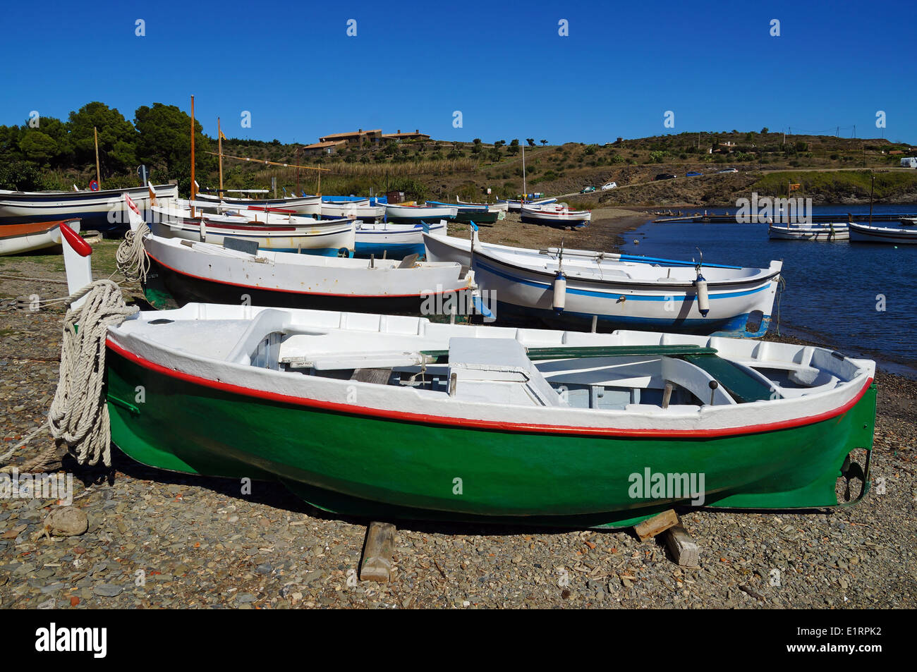 Traditionelle spanische Fischerboote am Strand des Mittelmeers, Cadaques, Costa Brava, Spanien Stockfoto