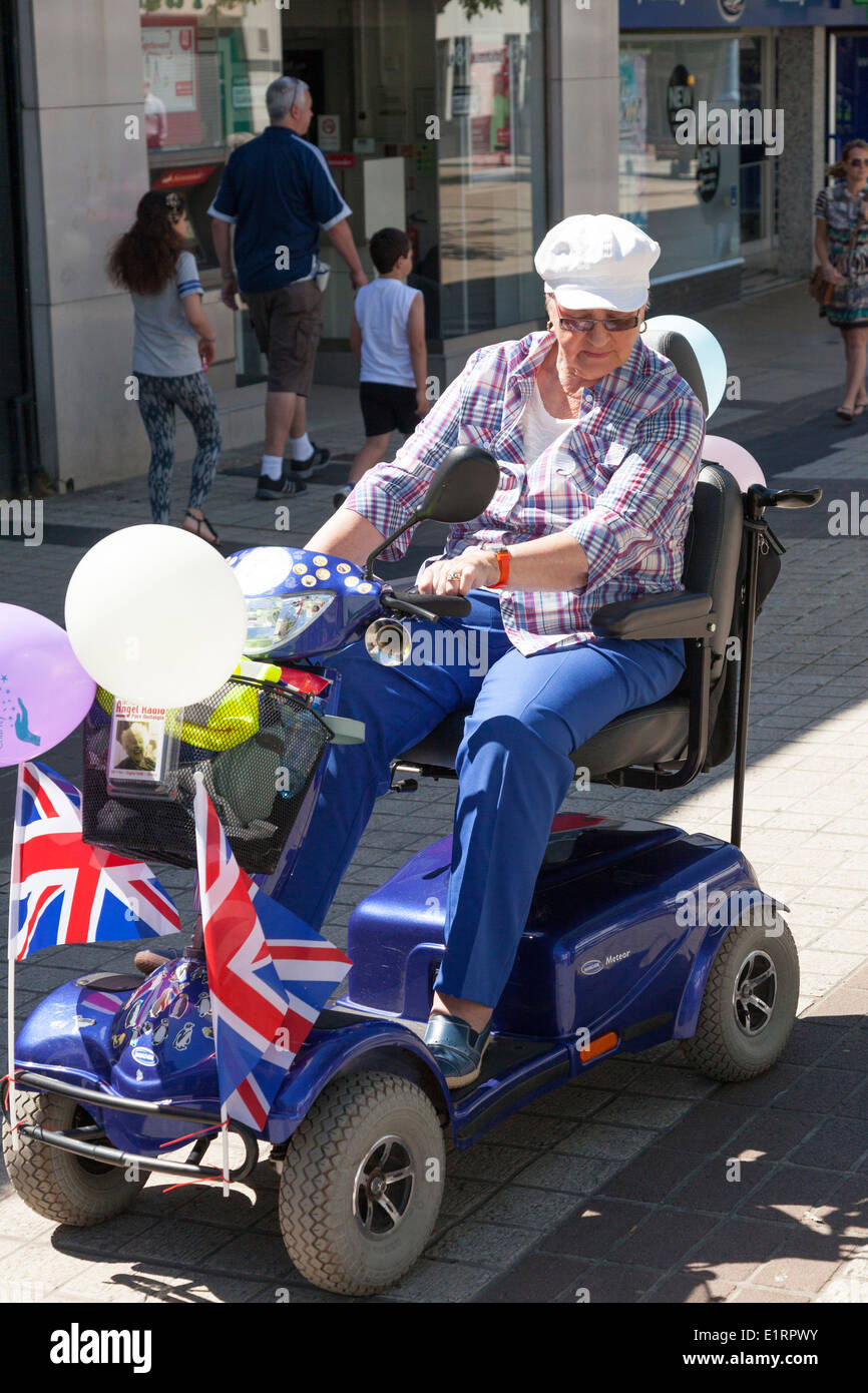 Person auf dekorierten Elektromobil Teilnahme an eine Wohltätigkeitsorganisation "Fun run". Stockfoto