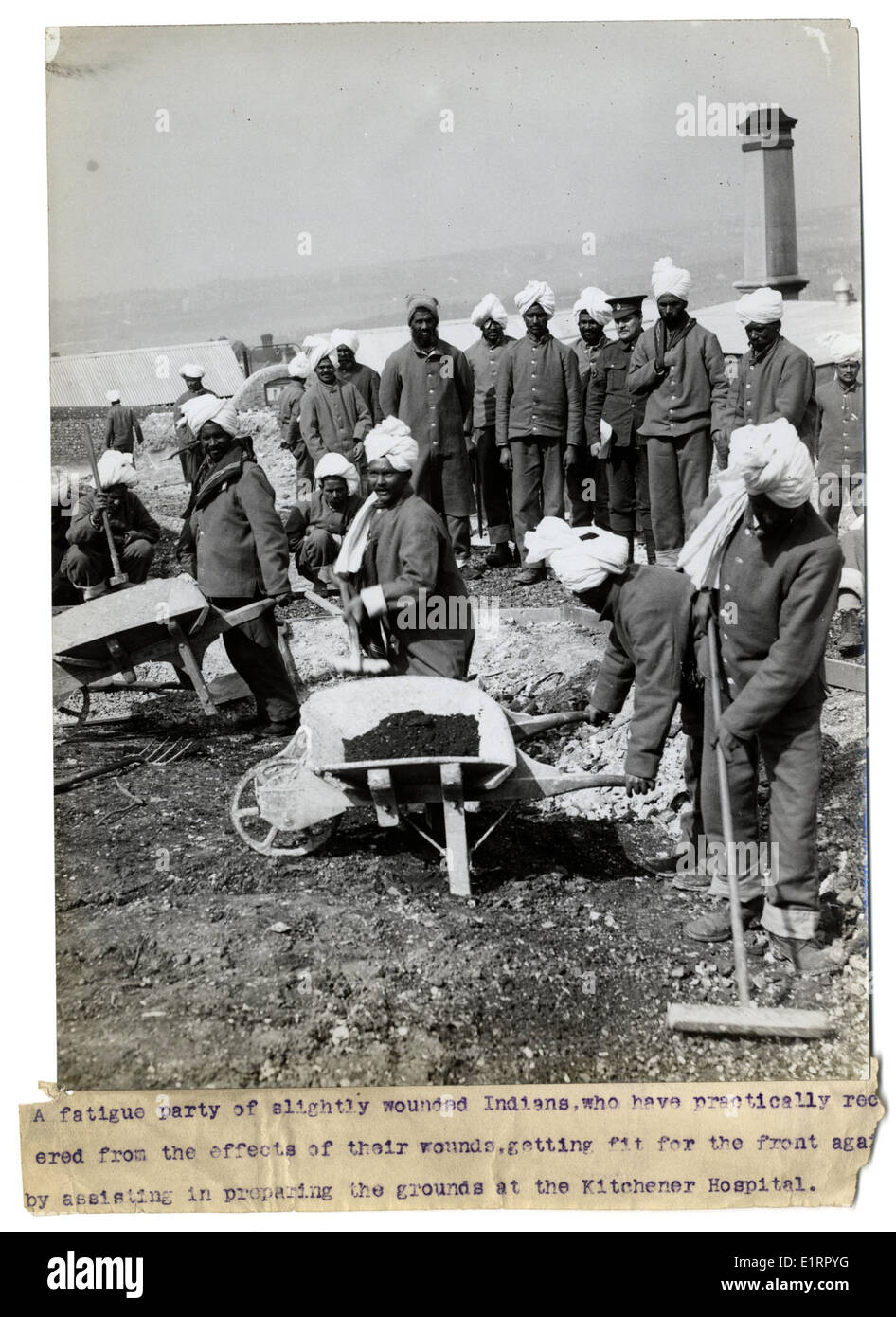 Ein Foto von indischen Soldaten, die leicht verwundet waren, sich erholten und sich auf die Rückkehr in den 15. Sikhs, 18. Lancers und anderen Regimentern während des Ersten Weltkriegs vorbereiten. Diese Soldaten sind Teil des Indischen Korps, hervorgehoben für ihre Widerstandsfähigkeit und Erholung. Stockfoto
