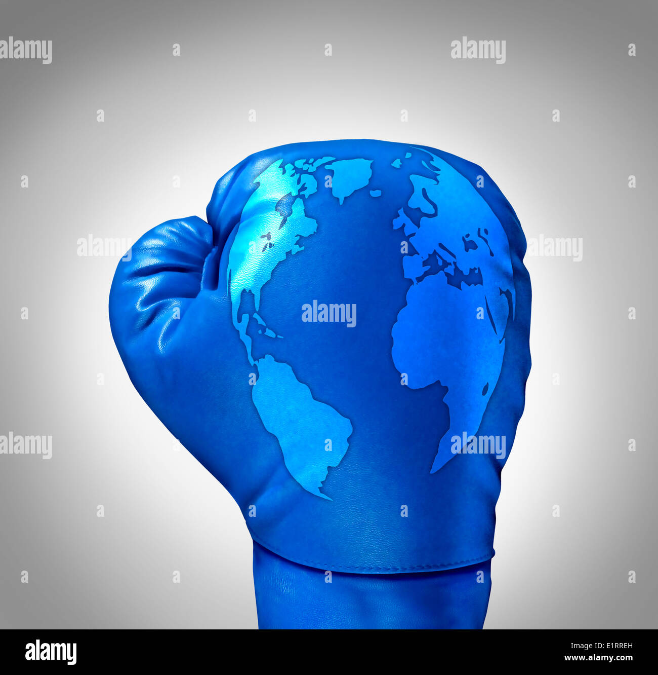 Globaler Wettbewerb und Konkurrenz weltweit als ein Geschäftskonzept mit blauem Leder Boxhandschuh mit einer Karte der Welt aufgenommen in der Textur als Symbol und Metapher für die Bekämpfung der internationaler Herausforderungen. Stockfoto
