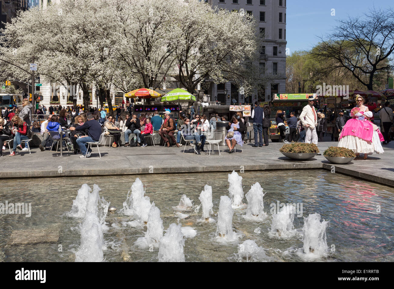 Menschenmassen genießen ein Frühling Tag, GM Plaza, NYC, USA Stockfoto