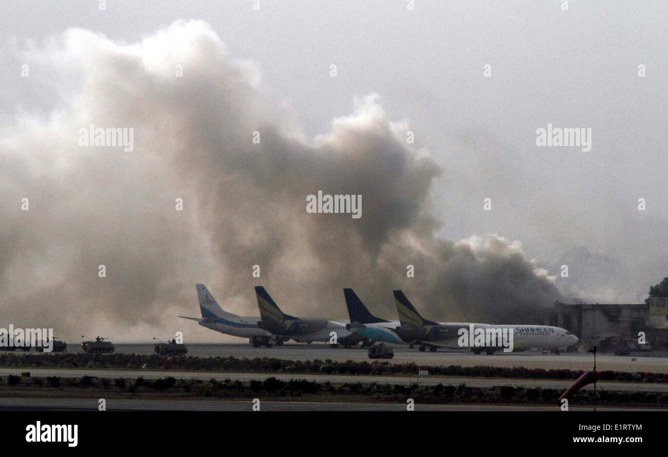 Rauchen Sie Wogen von innerhalb der Jinnah International Airport, nachdem mutmaßliche Islamisten den Flughafen in Karachi auf Montag, 9. Juni 2014 angegriffen. Mindestens 29 Menschen, darunter 10 mutmaßliche Terroristen getötet wurden, als Kämpfer einen Flughafen im südlichen Pakistan Karachi stürmten, sagten Beamte. Der Angriff fand an einem Terminal nicht im Allgemeinen verwendet für zivilen kommerziellen Flügen aber für spezielle VIP-Flüge. Bilder/Alamy Live-Nachrichten Stockfoto