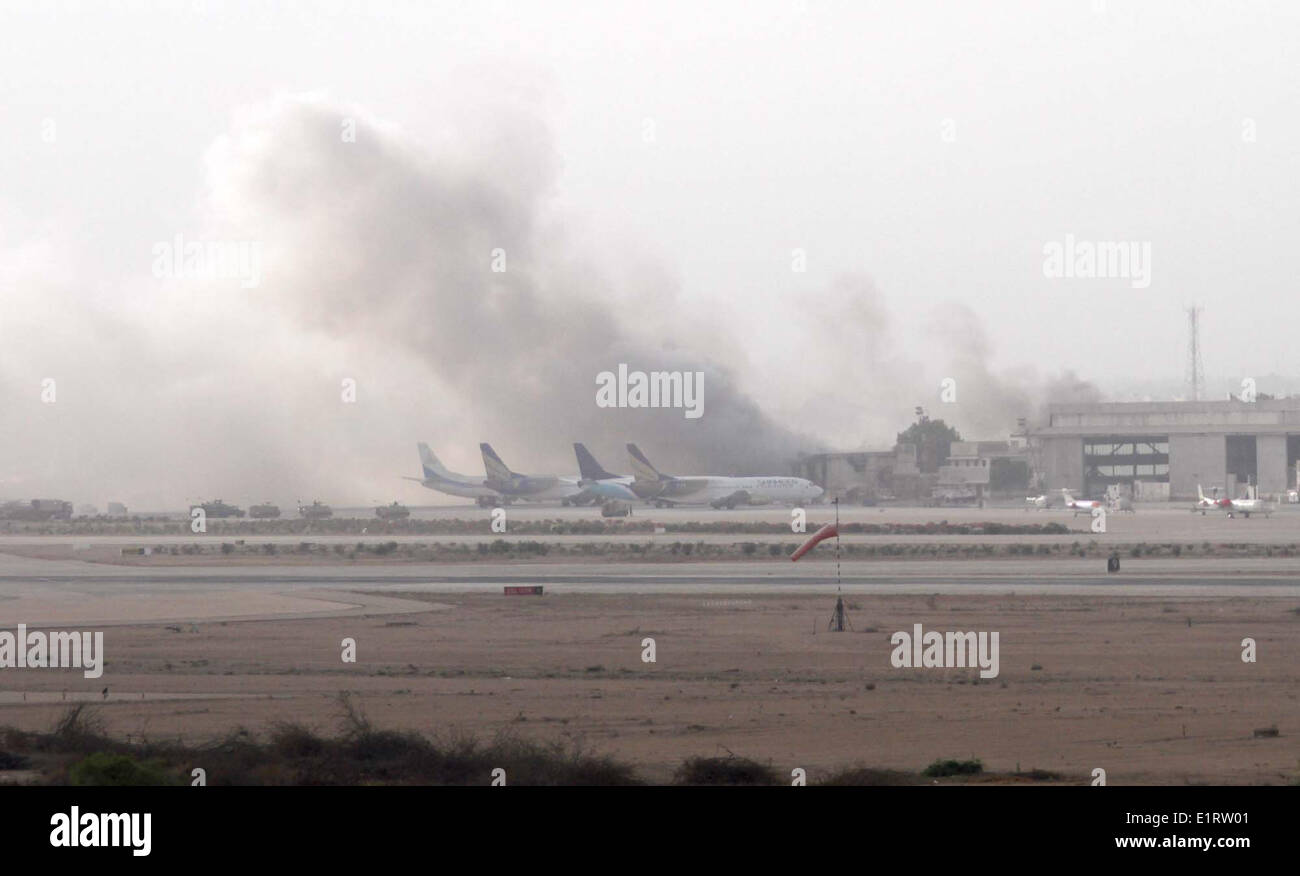 Rauchen Sie Wogen von innerhalb der Jinnah International Airport, nachdem mutmaßliche Islamisten den Flughafen in Karachi auf Montag, 9. Juni 2014 angegriffen. Mindestens 29 Menschen, darunter 10 mutmaßliche Terroristen getötet wurden, als Kämpfer einen Flughafen im südlichen Pakistan Karachi stürmten, sagten Beamte. Der Angriff fand an einem Terminal nicht im Allgemeinen verwendet für zivilen kommerziellen Flügen aber für spezielle VIP-Flüge. Stockfoto