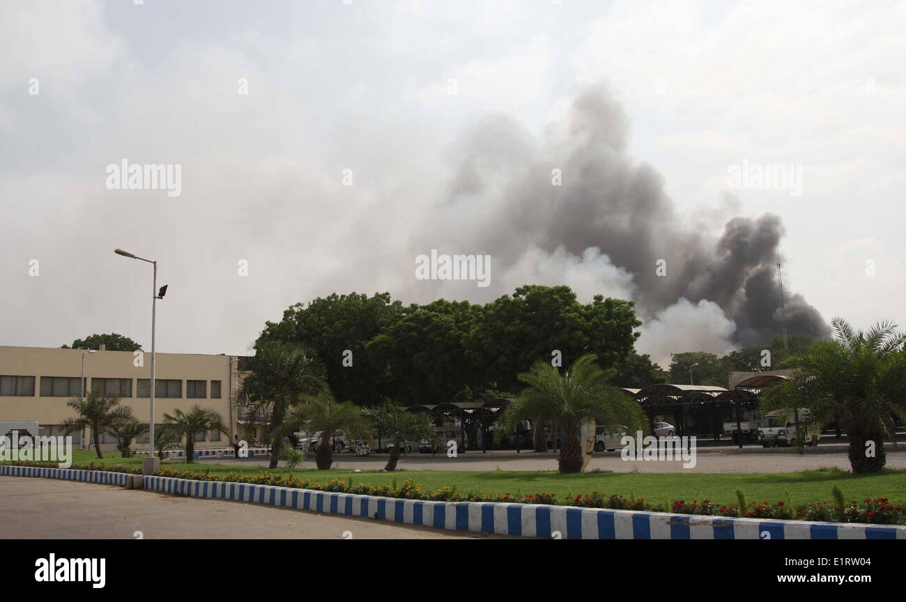 Rauchen Sie Wogen von innerhalb der Jinnah International Airport, nachdem mutmaßliche Islamisten den Flughafen in Karachi auf Montag, 9. Juni 2014 angegriffen. Mindestens 29 Menschen, darunter 10 mutmaßliche Terroristen getötet wurden, als Kämpfer einen Flughafen im südlichen Pakistan Karachi stürmten, sagten Beamte. Der Angriff fand an einem Terminal nicht im Allgemeinen verwendet für zivilen kommerziellen Flügen aber für spezielle VIP-Flüge. Stockfoto