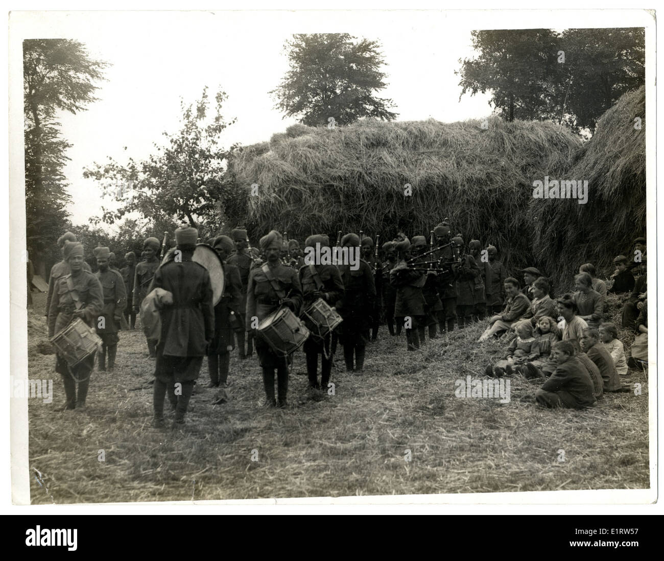 Das Bild zeigt die 40. Pathans, ein Regiment der British Indian Army, die während des Ersten Weltkriegs mit ihrer Band auf einer Farm in St Floris in Frankreich auftreten. Stockfoto
