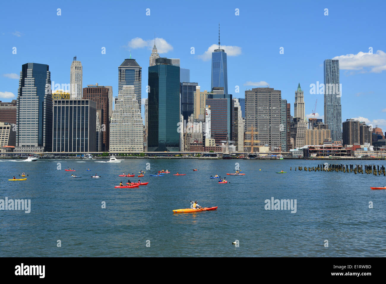 Menschen, Kajakfahren auf dem East River mit der Lower Manhattan Skyline im Hintergrund. Stockfoto