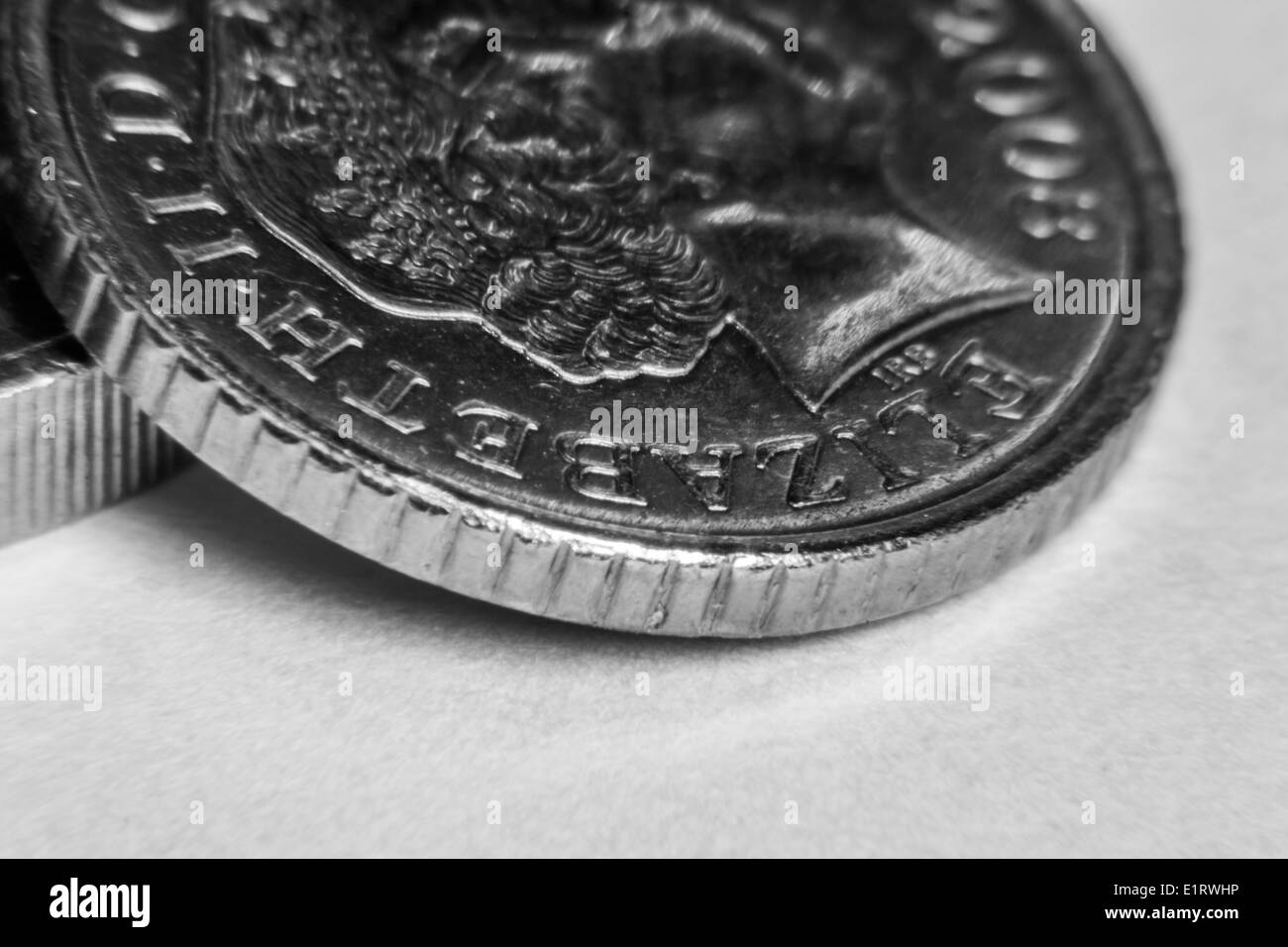 Eine schwarze und weiße Makroaufnahme einer fünf Pence-Münze Stockfoto