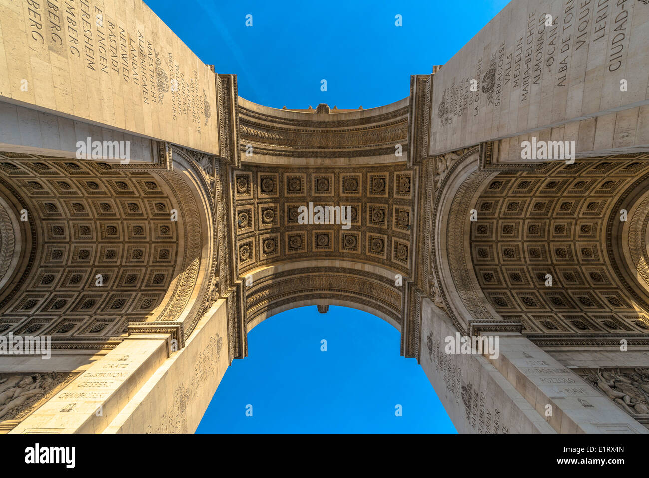 Unter dem Arc de Triomphe in Paris, Frankreich Stockfoto