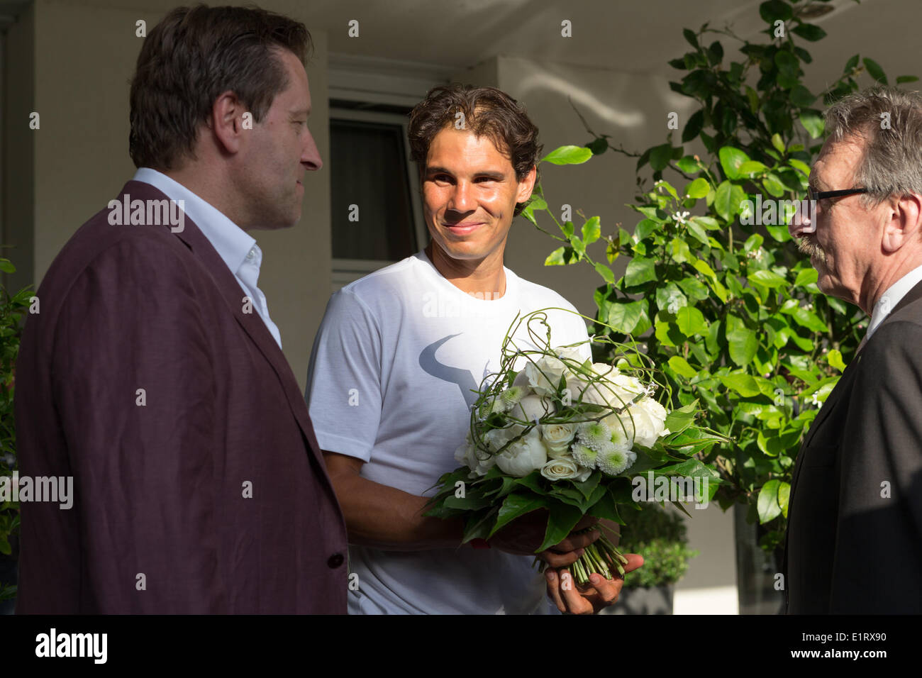 Halle/Westfallen, Deutschland. 9. Juni 2014. Tennisspieler Rafael Nadal aus Spanien kommt bei den Gerry-Weber-Open und wurde begrüßt von Turnierdirektor Ralf Weber bei den Gerry-Weber-Sportpark-Hotel, Halle / Westfalen, Deutschland am 09.06.2014.  Foto: Bernd Buelhoff / International-Sport-Fotos/Alamy Live News Stockfoto