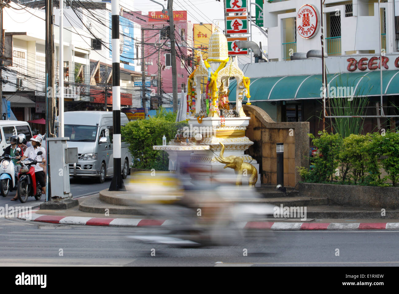 Kleine buddhistische Tempel auf der Straße in der Nähe von der Straße in der Altstadt von Phuket, Thailand. Stockfoto