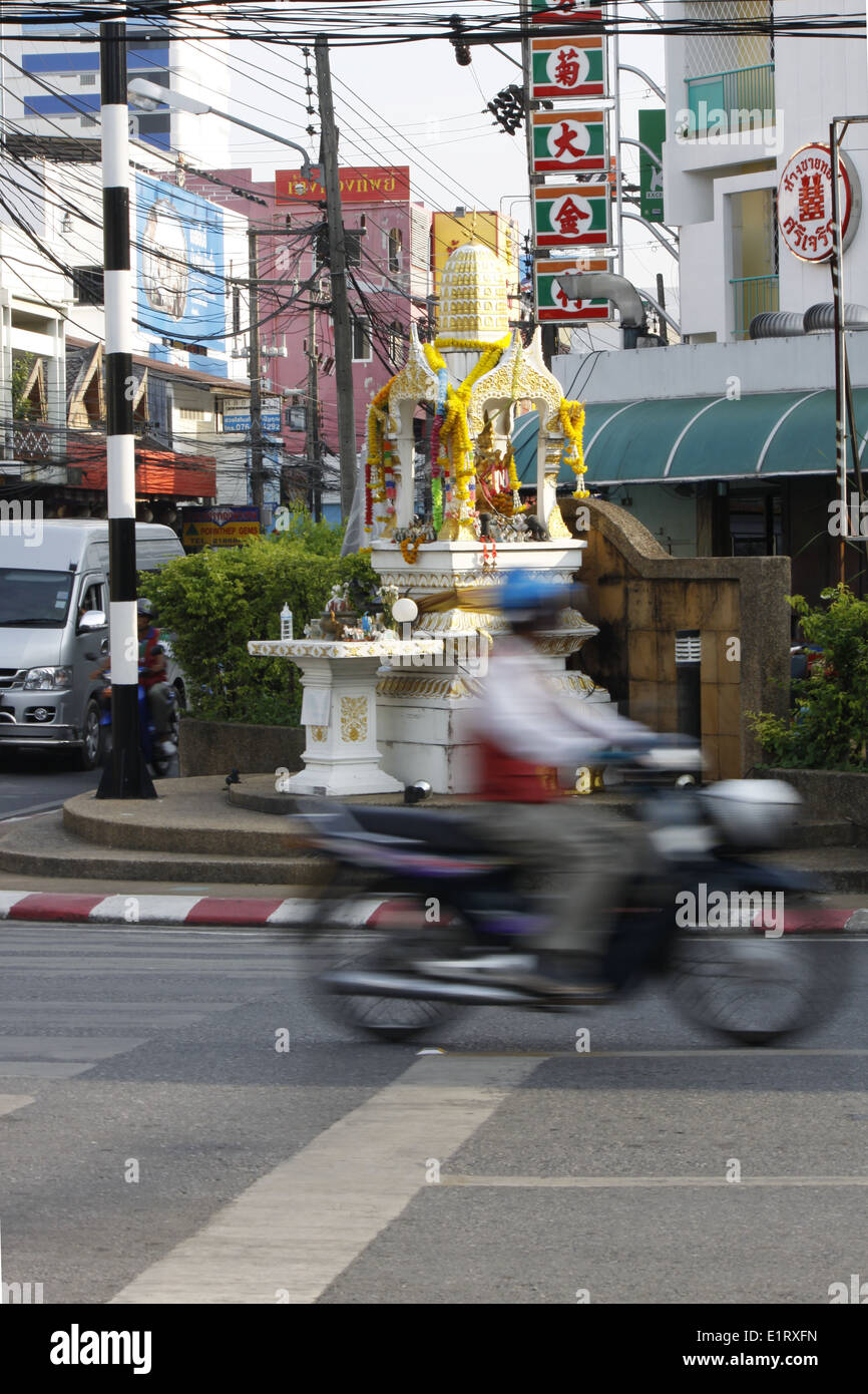 Kleine buddhistische Tempel auf der Straße in der Nähe von der Straße in der Altstadt von Phuket, Thailand. Stockfoto