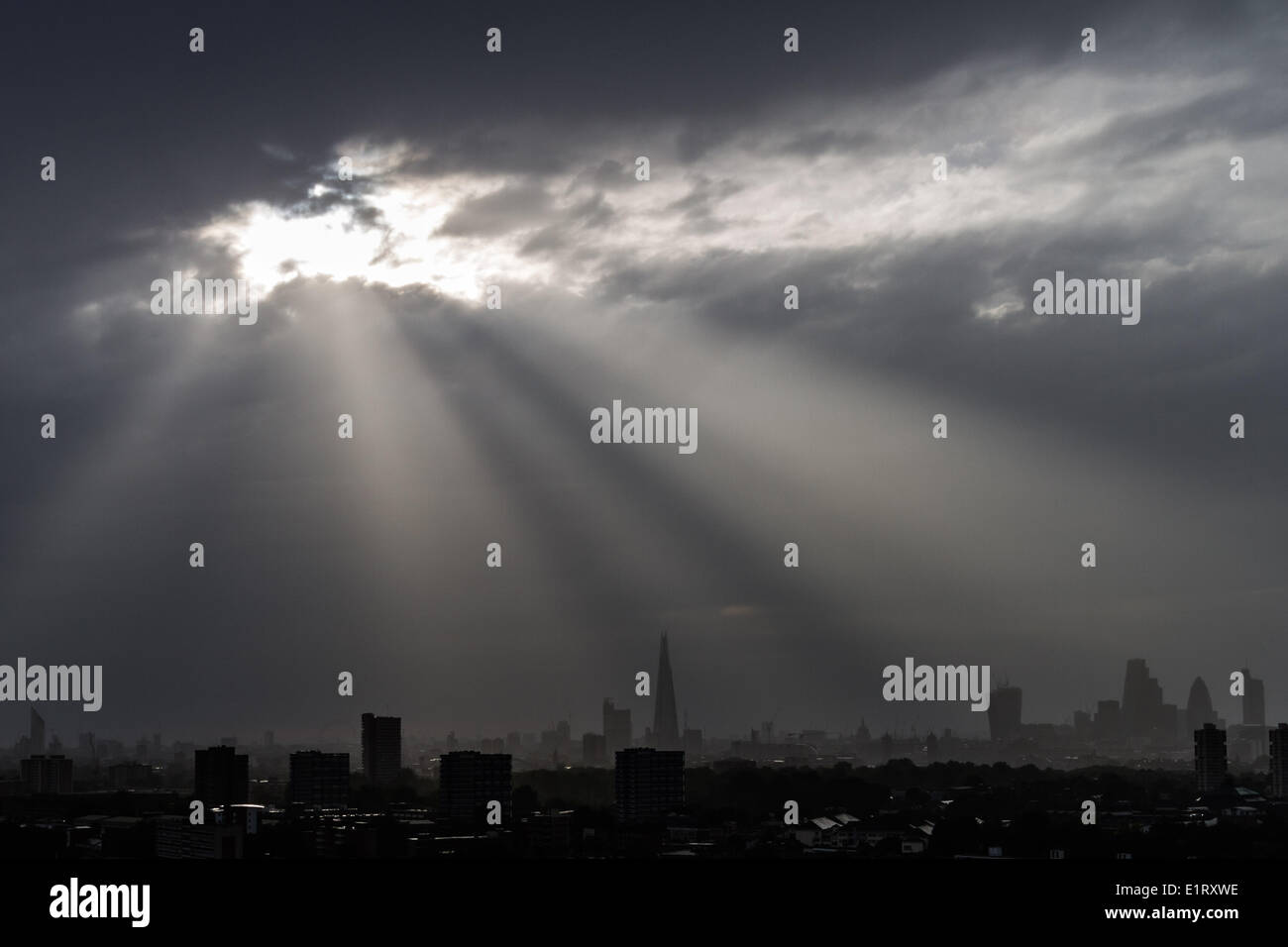 London, UK. 9. Juni 2014. Dramatische Abendsonne rays über London City. Forecatsers gewarnt, dass das warme Wetter heute Gewitter heute Abend nachgeben könnte. Bildnachweis: Guy Corbishley/Alamy Live-Nachrichten Stockfoto