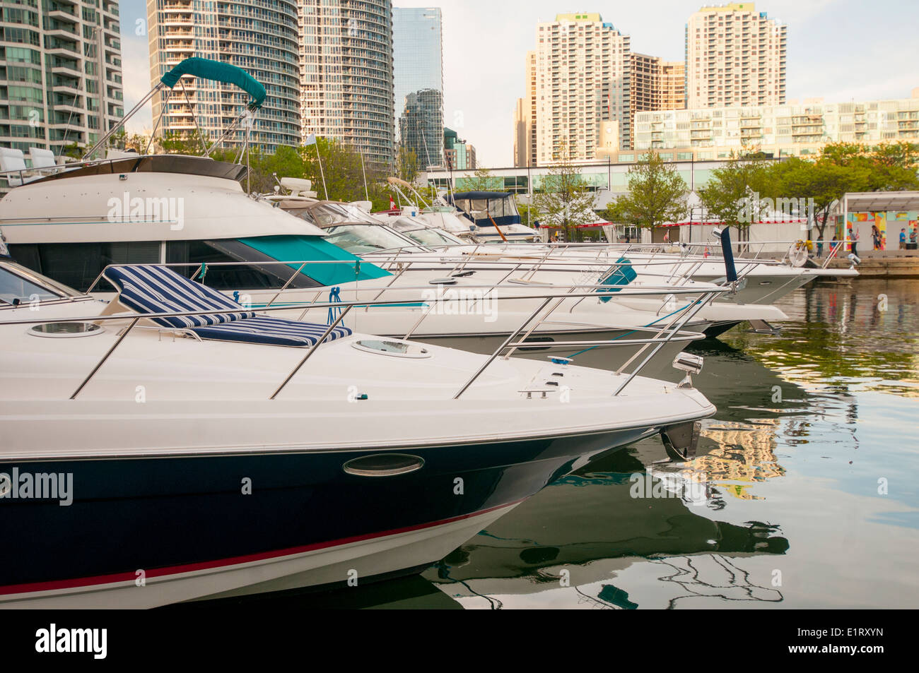 Boote auf der Waterfront-Marina in der Innenstadt von Toronto Stockfoto