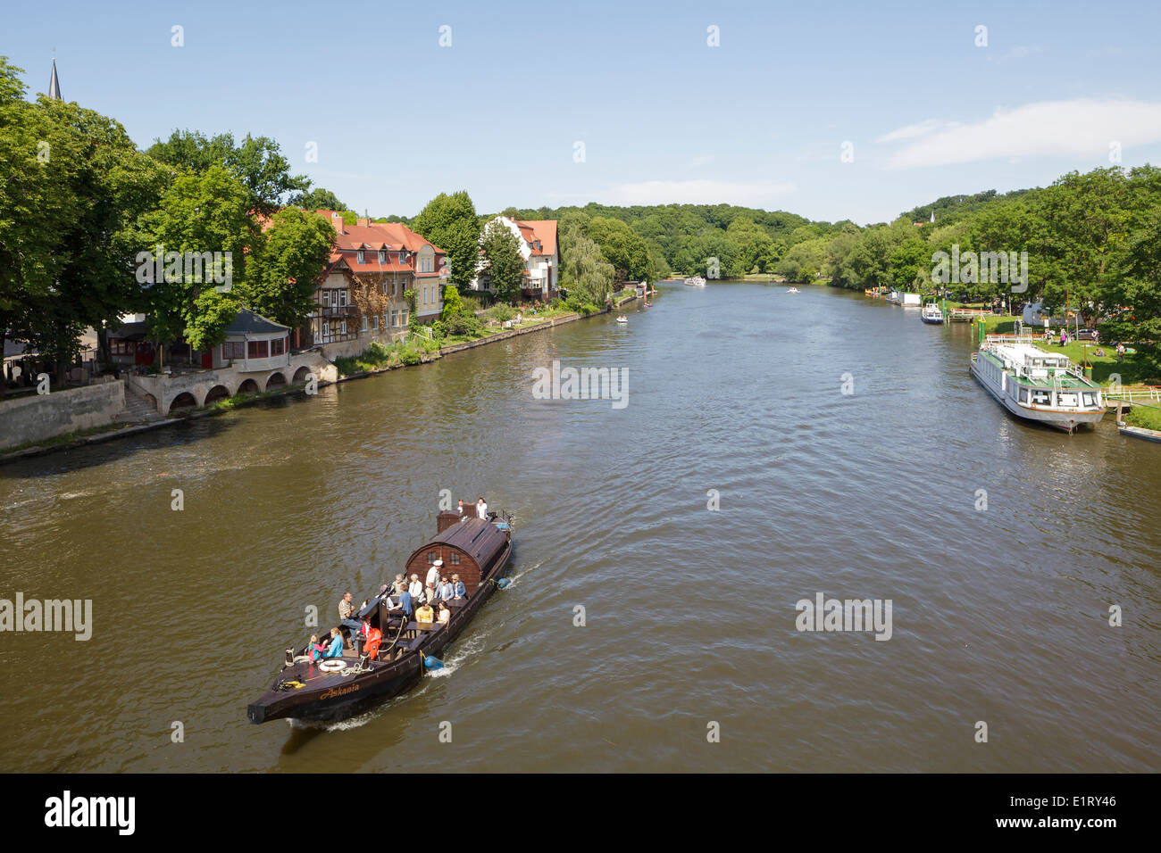 Fluss Saale mit Ausflugsschiff, Halle Saale, Sachsen-Anhalt, Deutschland Stockfoto