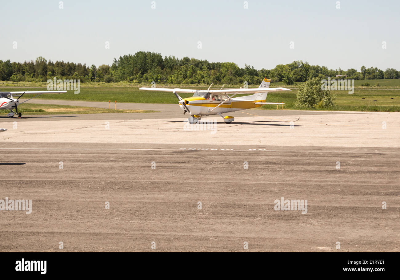 Skyhawk II Kleinflugzeug Rollen in lokalen Flughafen in Lindsay, Kawartha Lakes, Ontario Stockfoto