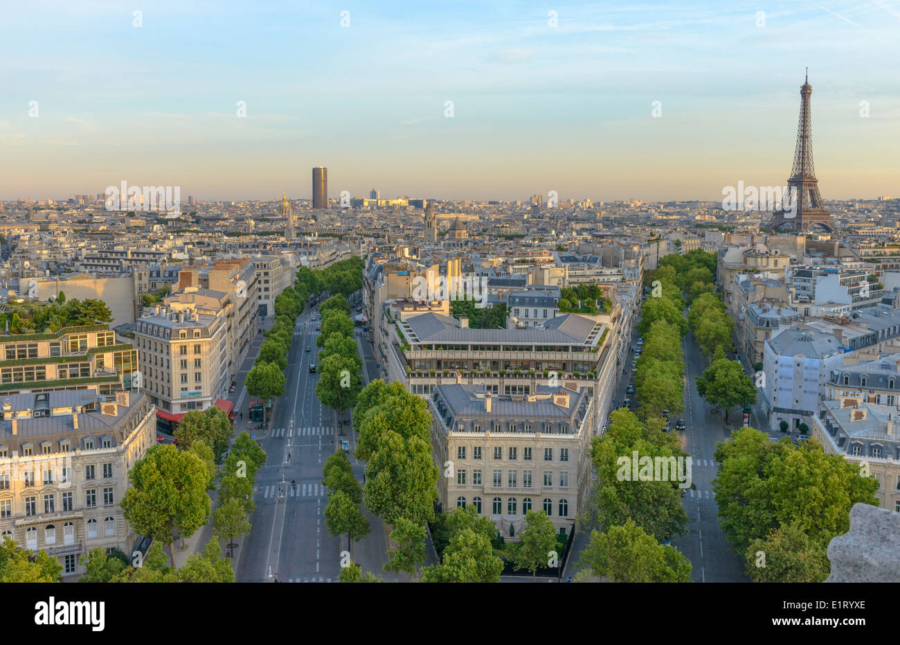 Eiffelturm und Les Invalides vom Arc de Triomphe aus gesehen Stockfoto